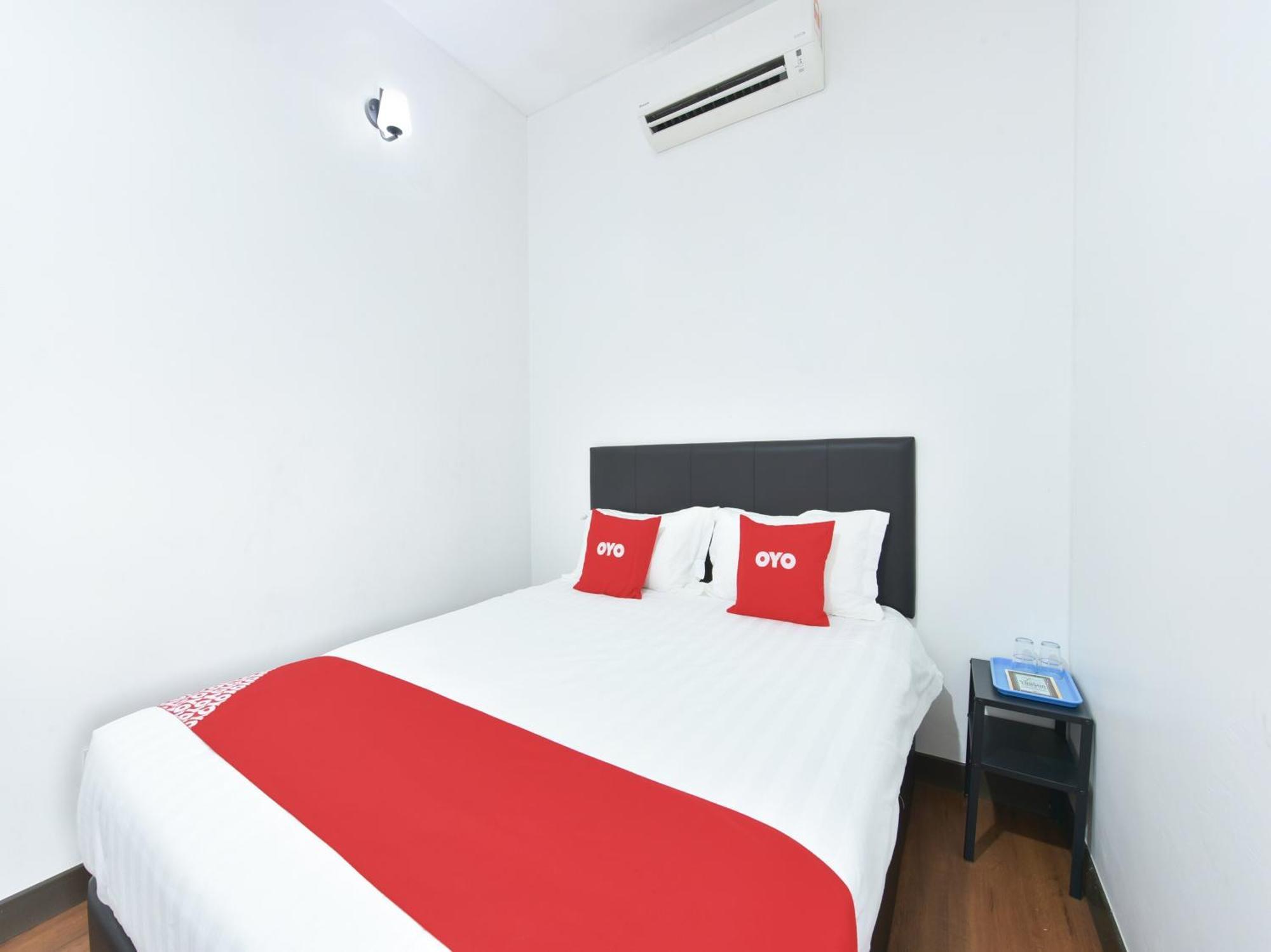 Oyo 90869 Hotel Madeena Inn Sepang Exterior foto