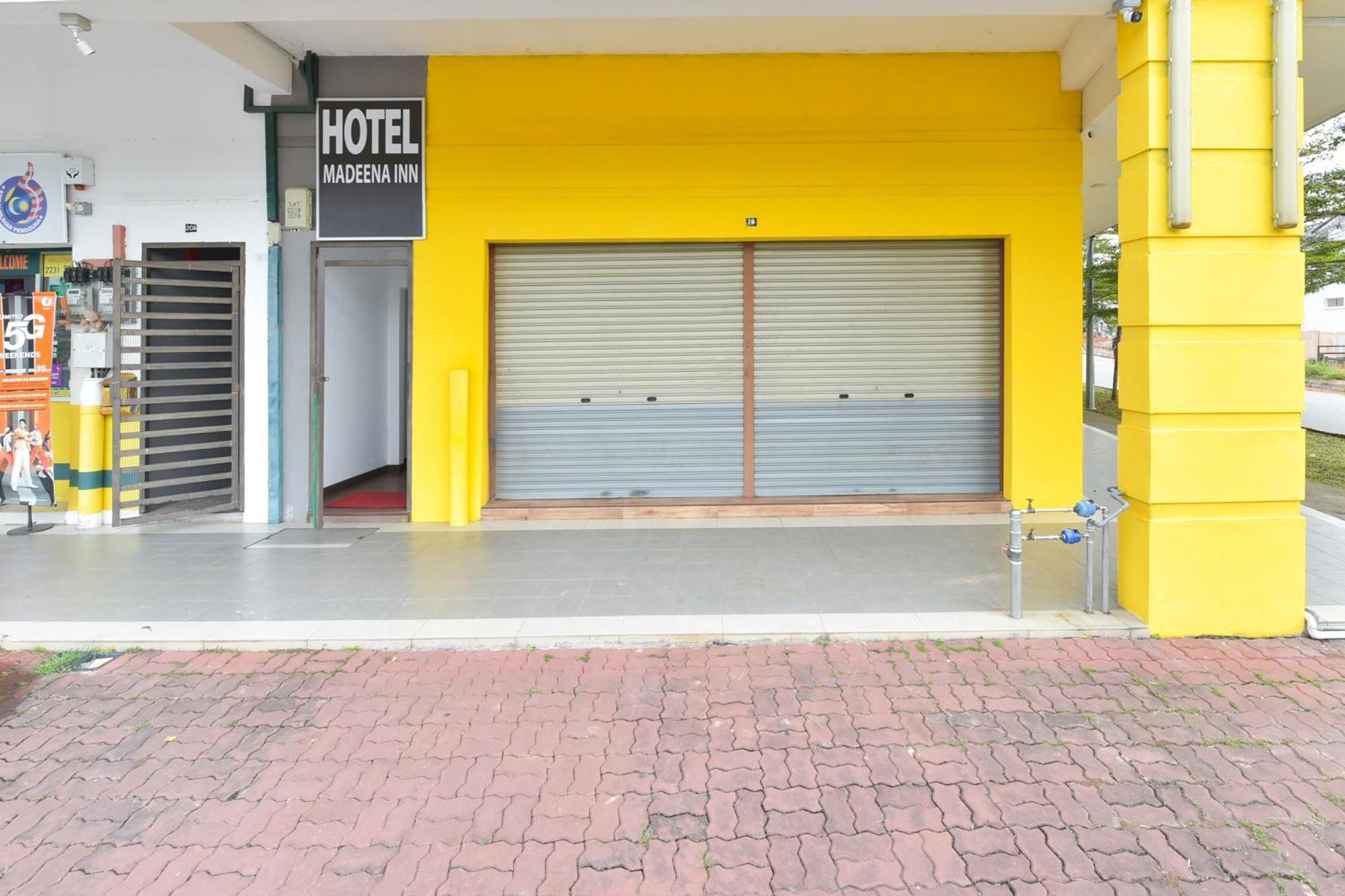 Oyo 90869 Hotel Madeena Inn Sepang Exterior foto